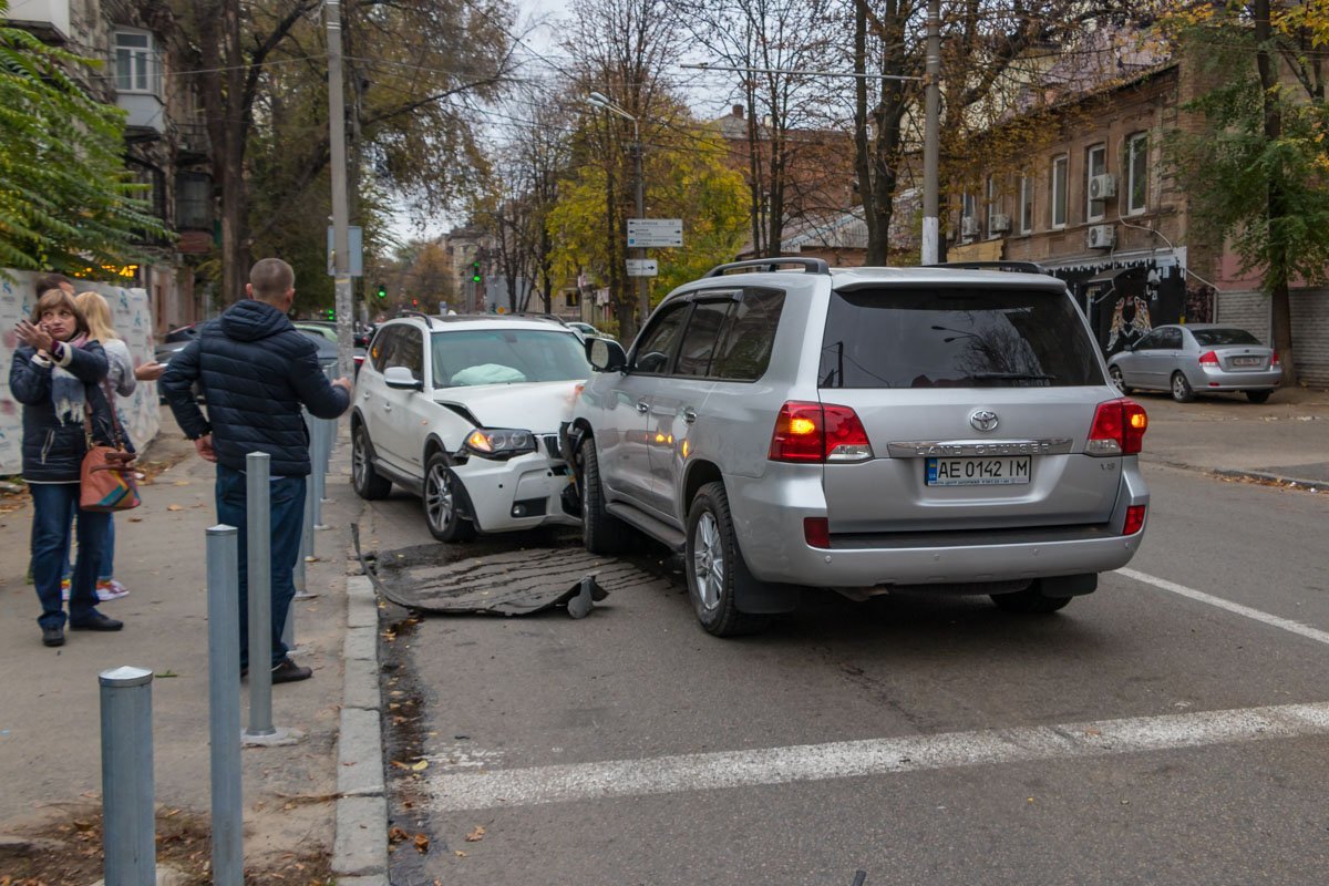 Лобовое столкновение Toyota и BMW Лобовое столкновение Toyota и BMW