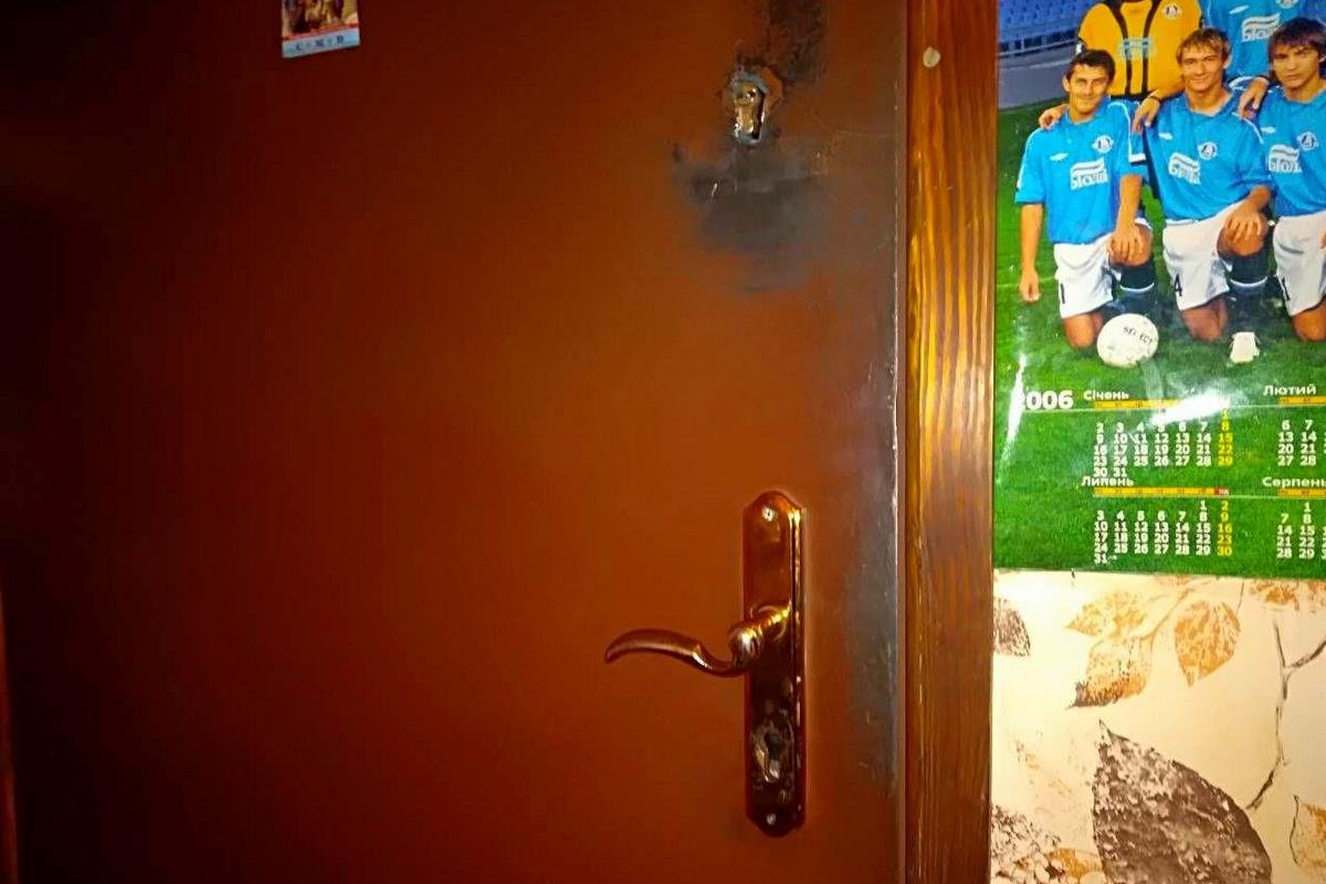 О том, что кто-то взламывает замок в квартиру, на линию "102" сообщили соседи О том, что кто-то взламывает замок в квартиру, на линию "102" сообщили соседи