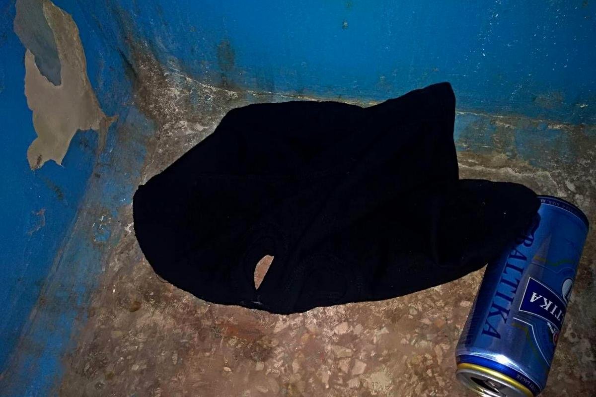 На седьмом этаже патрульные нашли балаклаву, в которой был один из задержанных На седьмом этаже патрульные нашли балаклаву, в которой был один из задержанных
