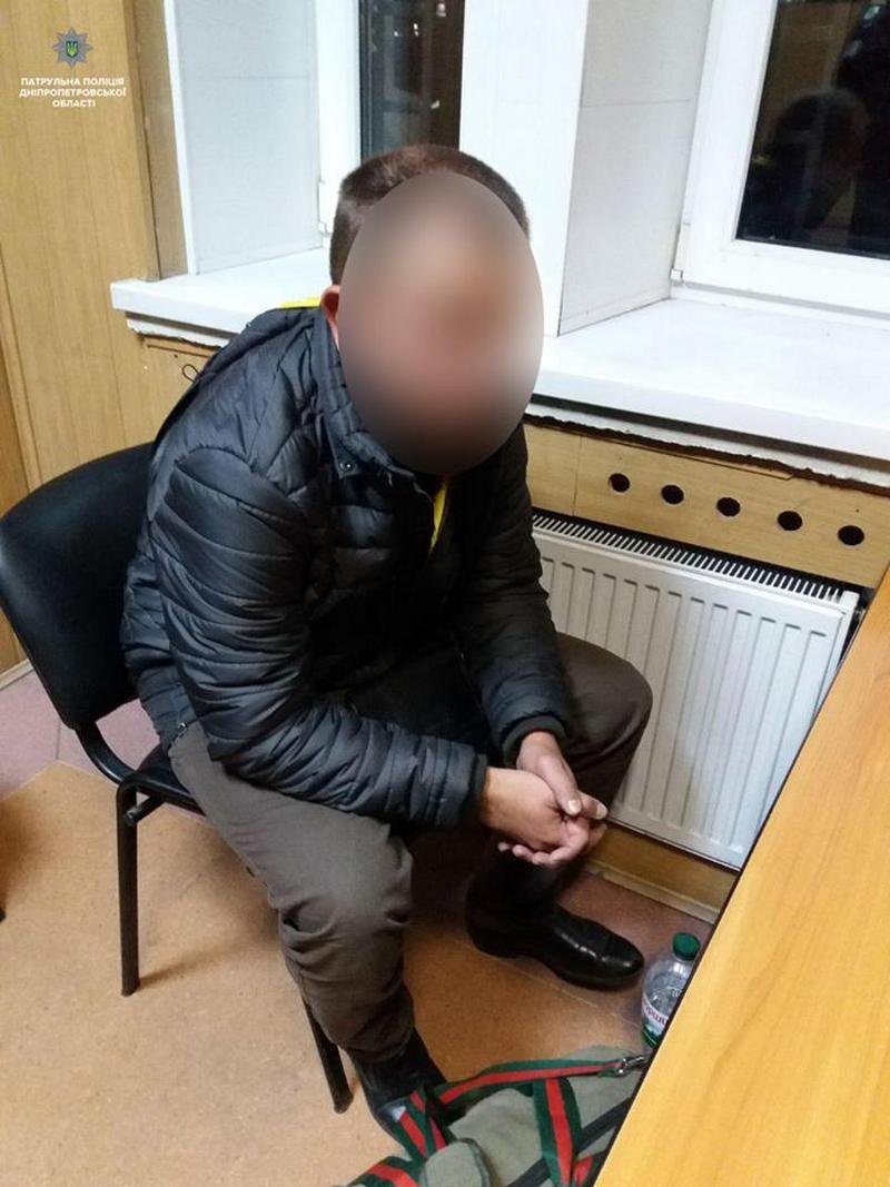 Мужчина был готов выпить спиртное возле кассы, но сделать это ему не дал охранник магазина