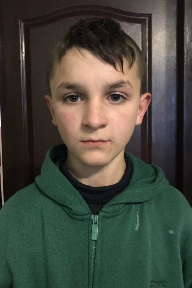 Мальчик одет в черные спортивные штаны и зеленую спортивную кофту Мальчик одет в черные спортивные штаны и зеленую спортивную кофту