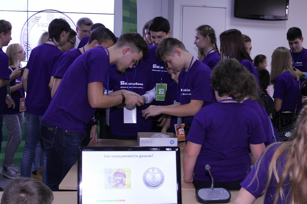 ПриватБанком руководили маленькие финансисты со всей Украины 1