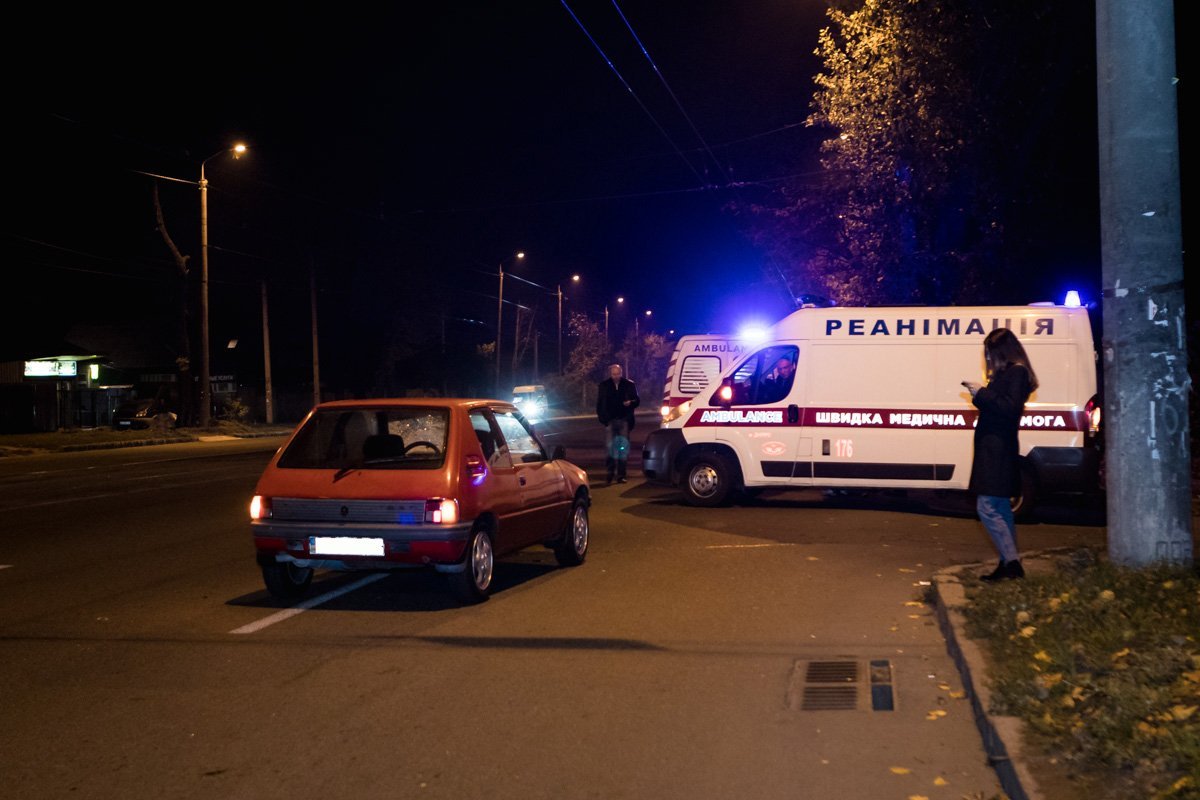 На проспекте Богдана Хмельницкого, 101, Peugeot сбил женщину