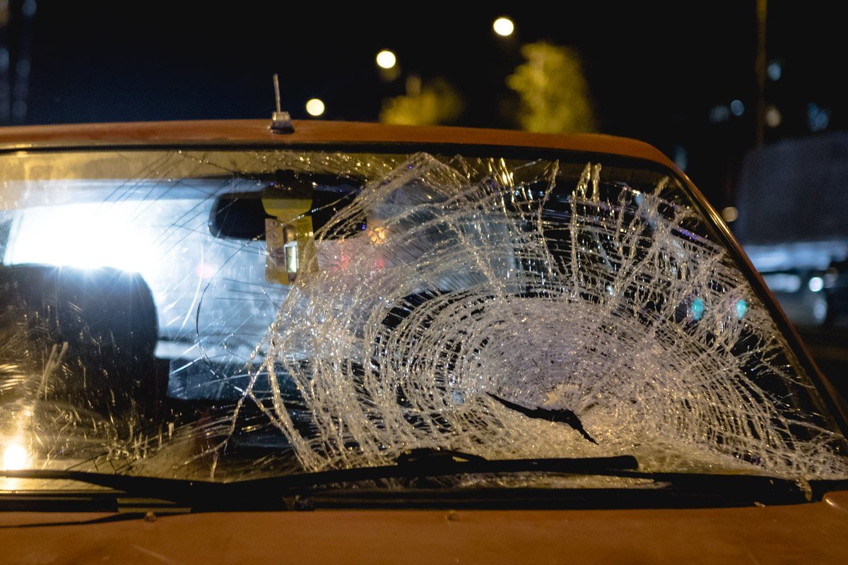 Женщина переходила дорогу в неположенном месте