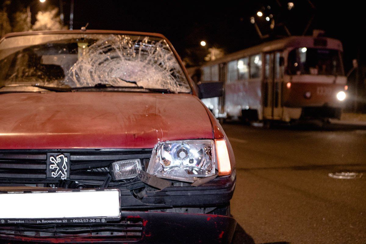 Водитель говорит, что увидел женщину уже перед автомобилем
