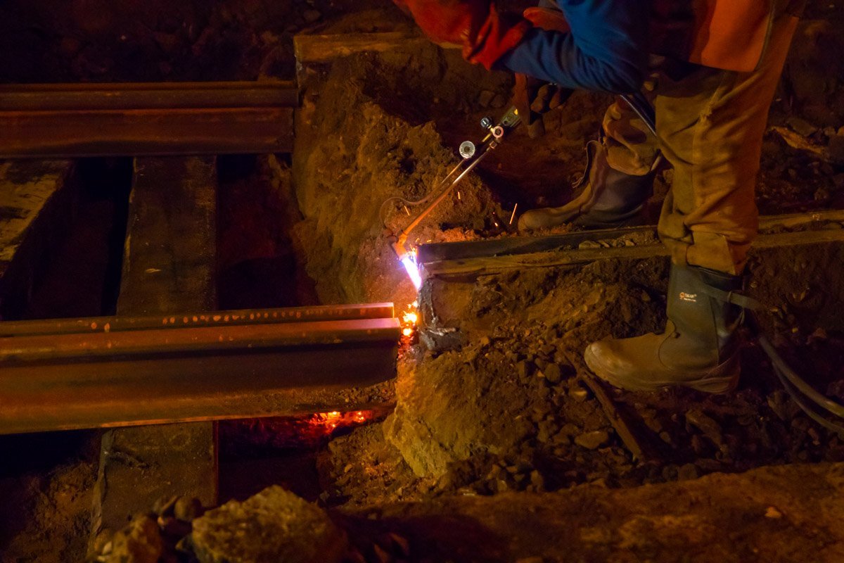 В Днепре на улице Сикорского ремонтируют трамвайные колеи