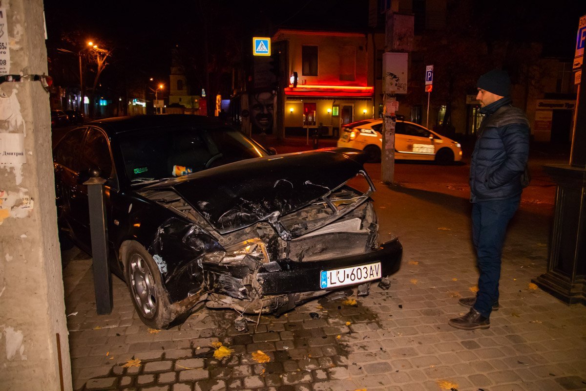 Из-за сильного удара Audi вылетел на тротуар Из-за сильного удара Audi вылетел на тротуар