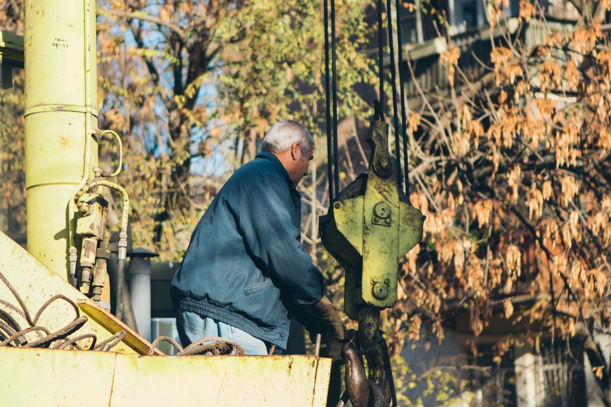 Для того, чтобы снести киоск им понадобилось чуть больше получаса Для того, чтобы снести киоск им понадобилось чуть больше получаса
