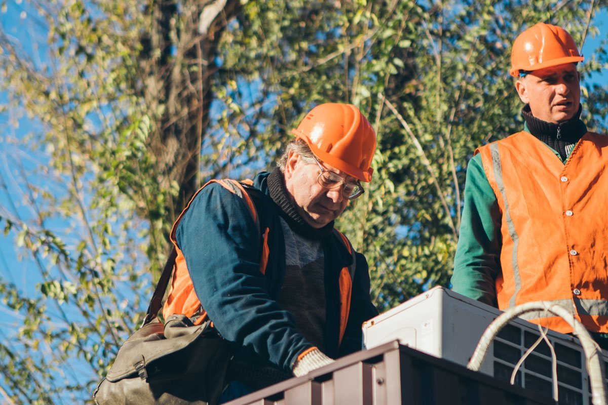 Для начала пришлось отсоединить от ларька все коммуникации Для начала пришлось отсоединить от ларька все коммуникации