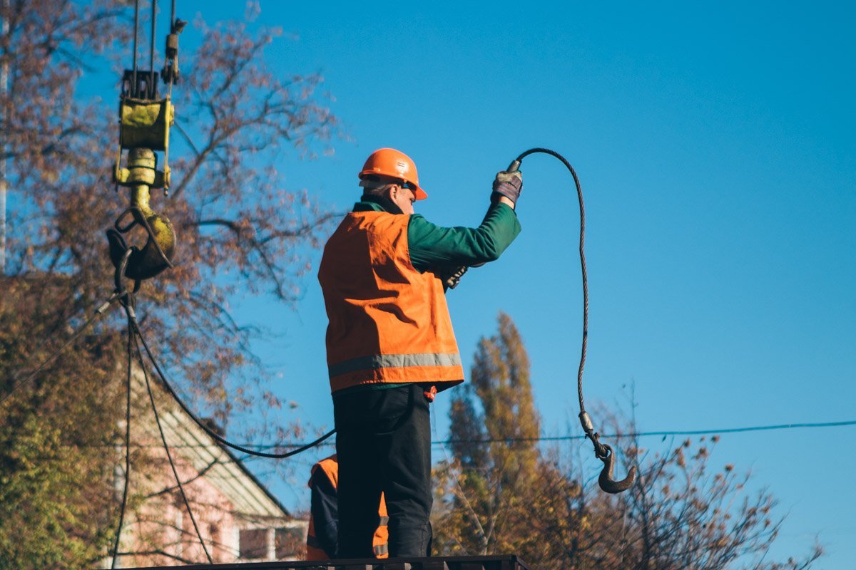 При первой попытке оторвать киоск от земли оборвался трос При первой попытке оторвать киоск от земли оборвался трос
