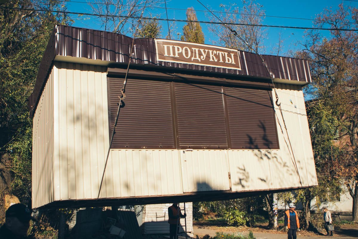 Хозяйка говорит, что магазин стоит здесь около 20-ти лет Хозяйка говорит, что магазин стоит здесь около 20-ти лет