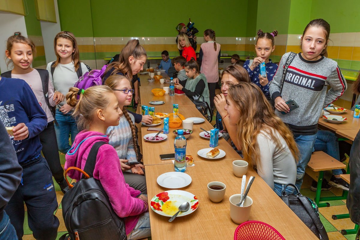 Дети, которые не отказались от питания в школьной столовой тоже счастливы 
