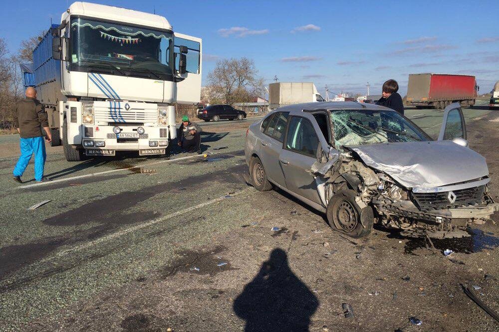 В районе поселка Песчанка автомобиль Renault столкнулся с грузовиком В районе поселка Песчанка автомобиль Renault столкнулся с грузовиком