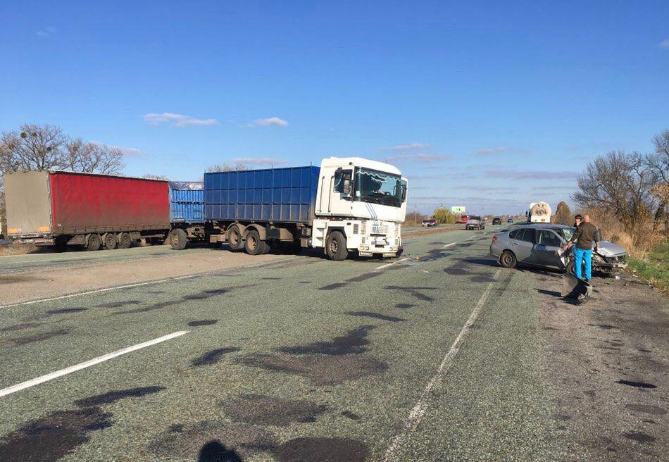 От удара легковушку вынесло на встречную полосу движения, а большегруз развернуло поперек дороги От удара легковушку вынесло на встречную полосу движения, а большегруз развернуло поперек дороги