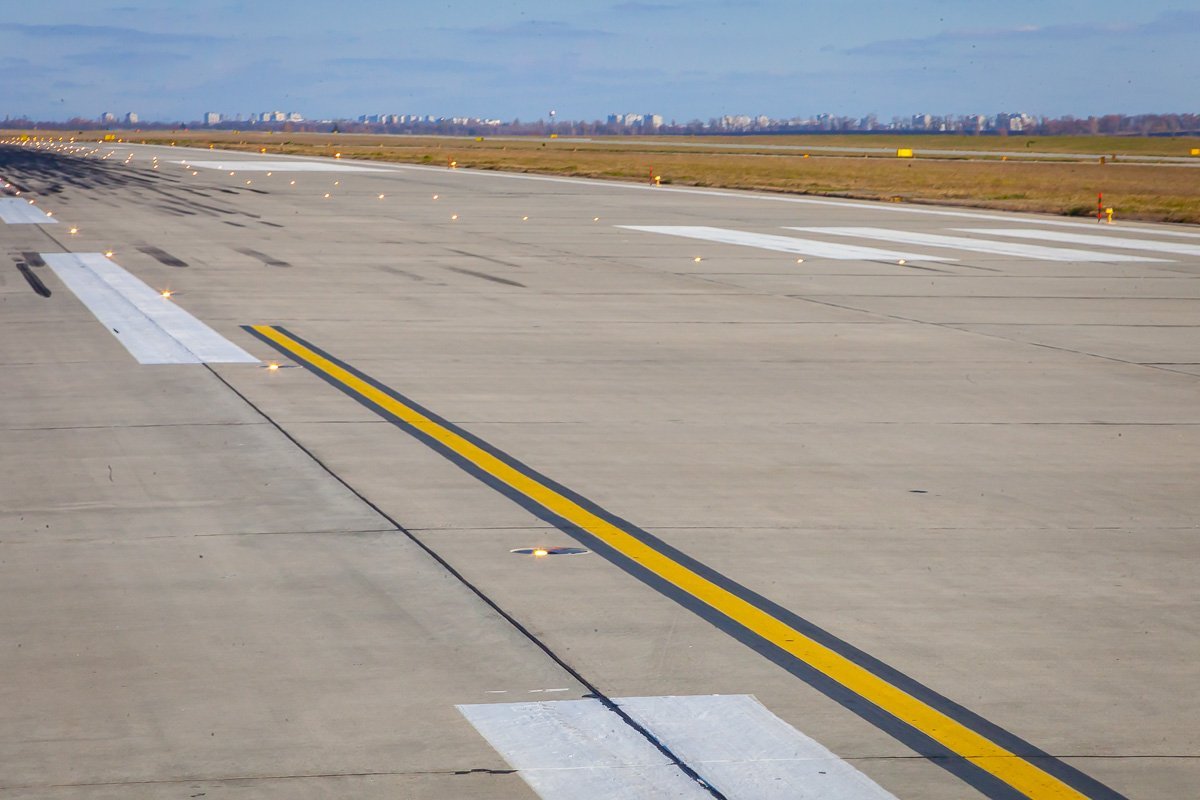 На взлетно-посадочную полосу аэропорта в Днепре необходимо 3 миллиарда гривен На взлетно-посадочную полосу аэропорта в Днепре необходимо 3 миллиарда гривен