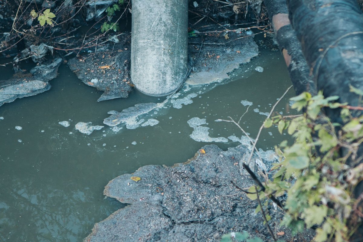 У всех местных жителей скважины и страшно представить, что попадает к ним в желудок с такой водой