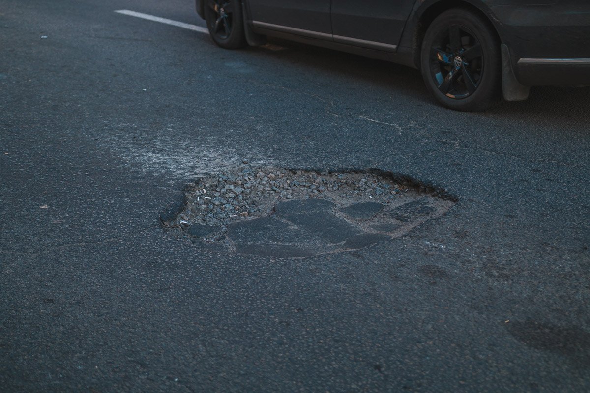На улице Харьковской образовались глубокие ямы