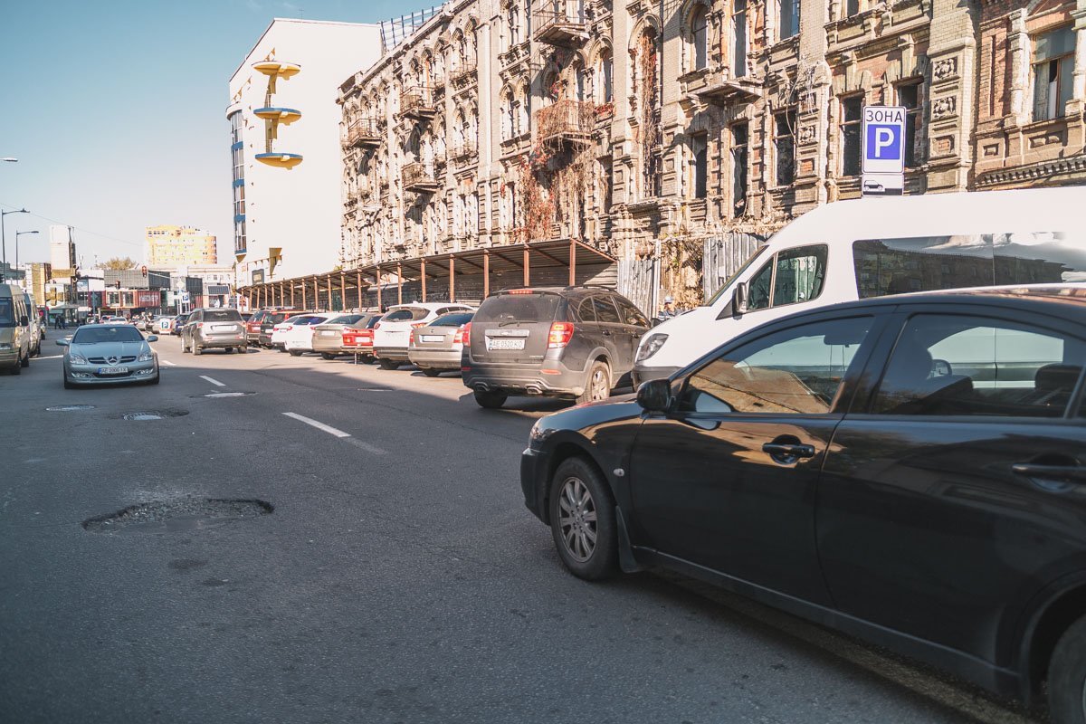 Это могло произойти из-за дождей, вследствие которых образовывались большие пазухи и промоины