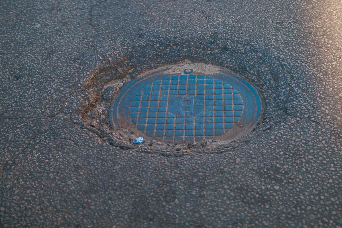 На данном участке дороги следует соблюдать бдительность и не превышать скорость