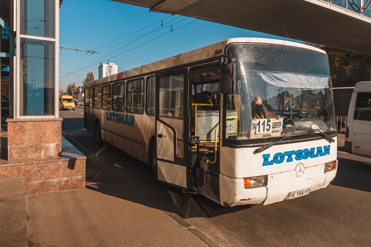На Слобожанском проспекте маршрутка №115 задела пожилую женщину На Слобожанском проспекте маршрутка №115 задела пожилую женщину