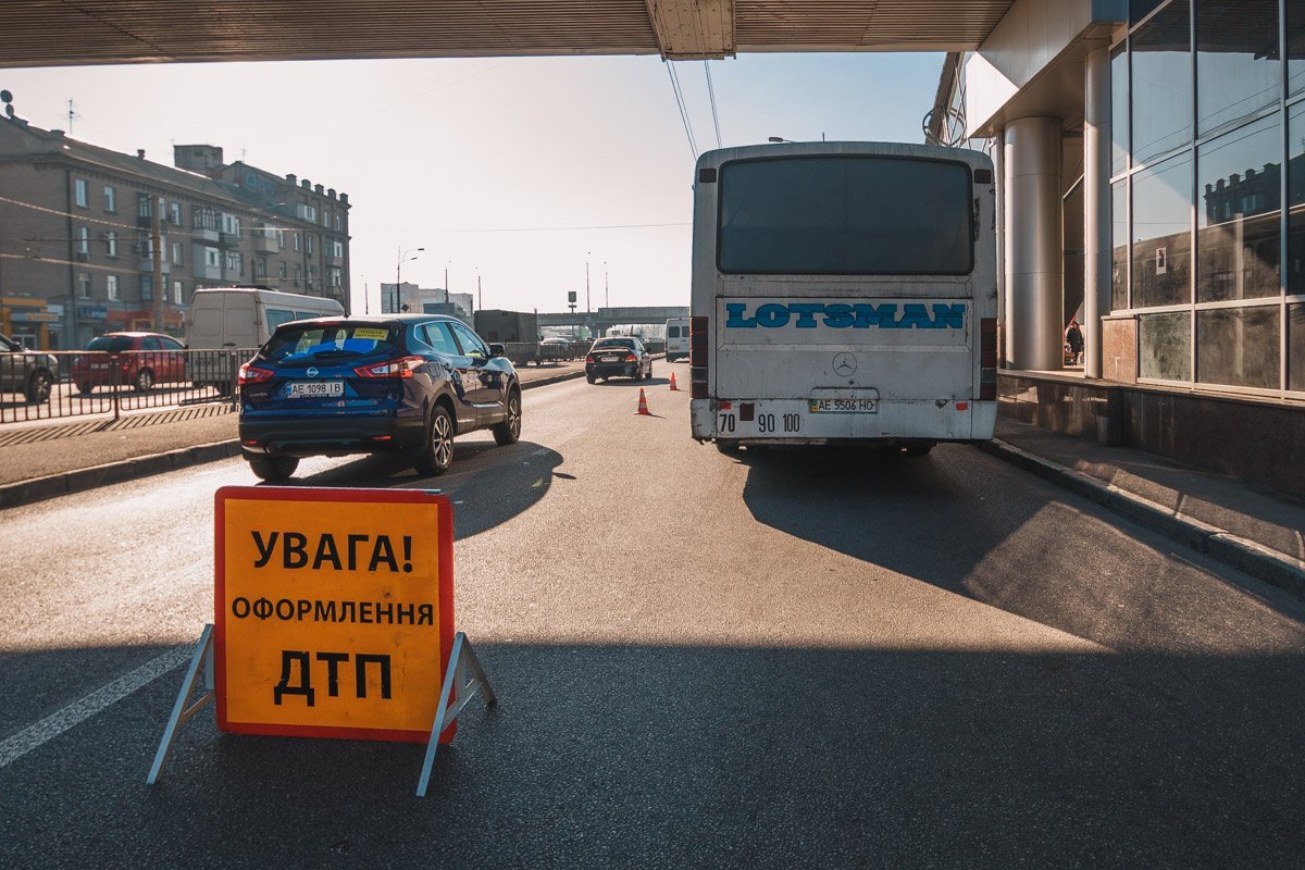 На место сразу приехали экипаж полиции и карета скорой На место сразу приехали экипаж полиции и карета скорой