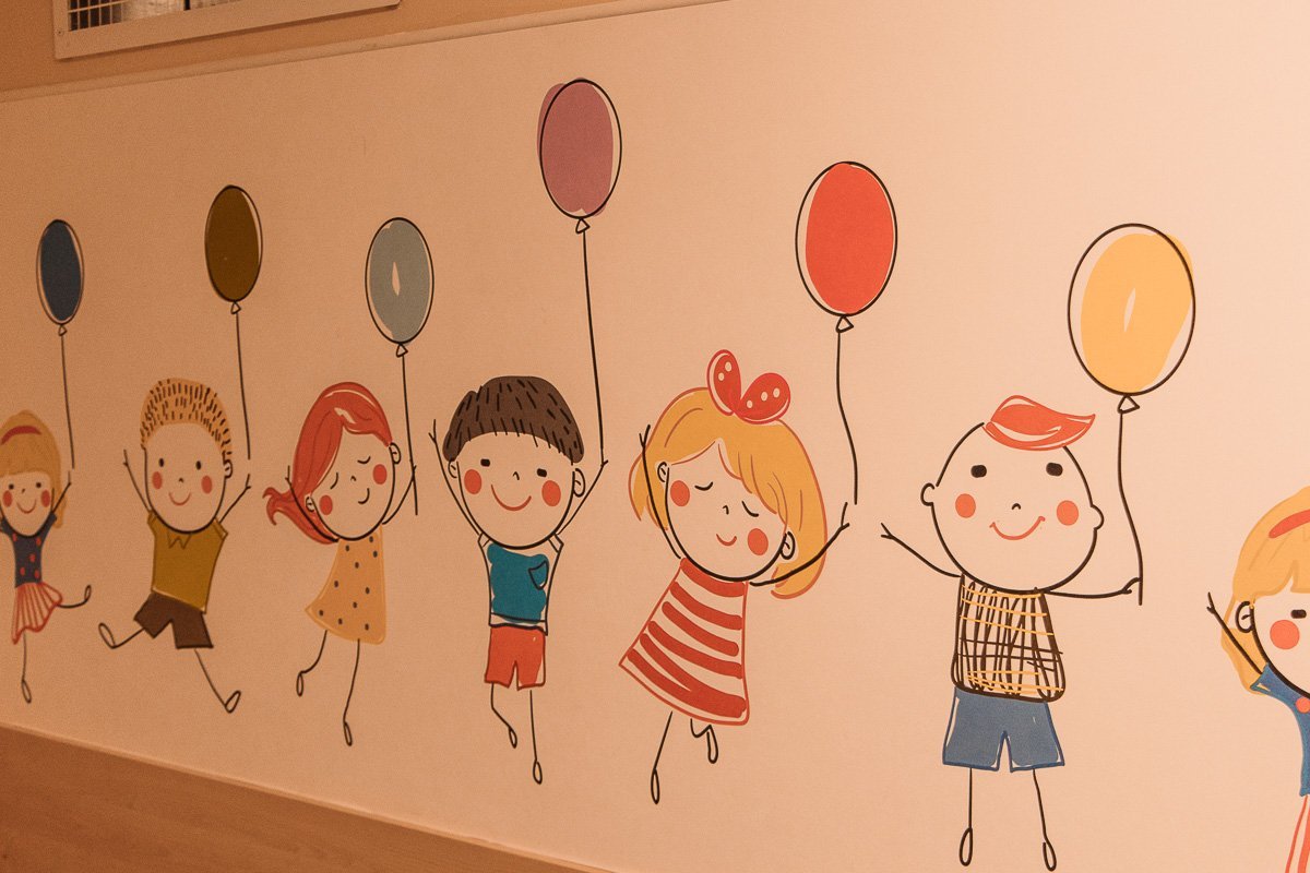 В здании больницы широкие коридоры, ярко разукрашенные стены, на них нарисованы цветные кляксы, счастливые человечки и животные В здании больницы широкие коридоры, ярко разукрашенные стены, на них нарисованы цветные кляксы, счастливые человечки и животные