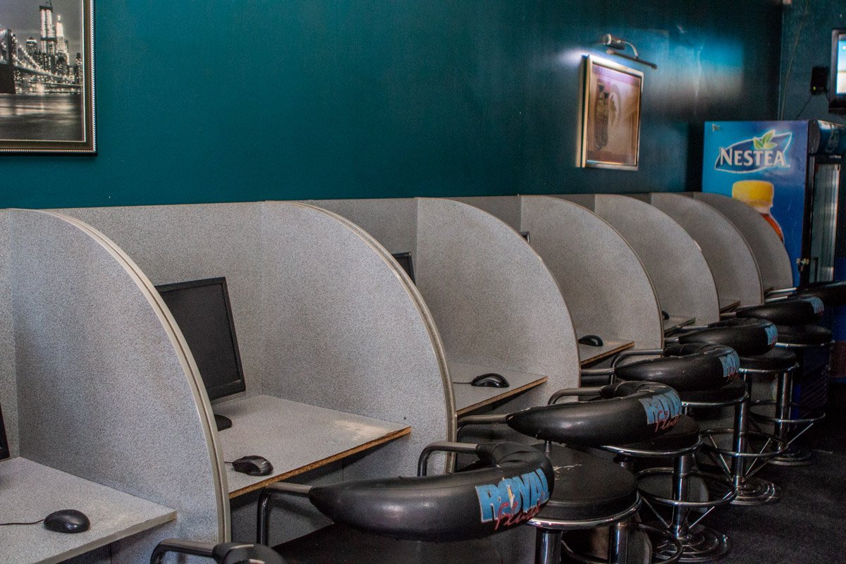 На проспекте Поля патрульные зашли в игровое заведение На проспекте Поля патрульные зашли в игровое заведение