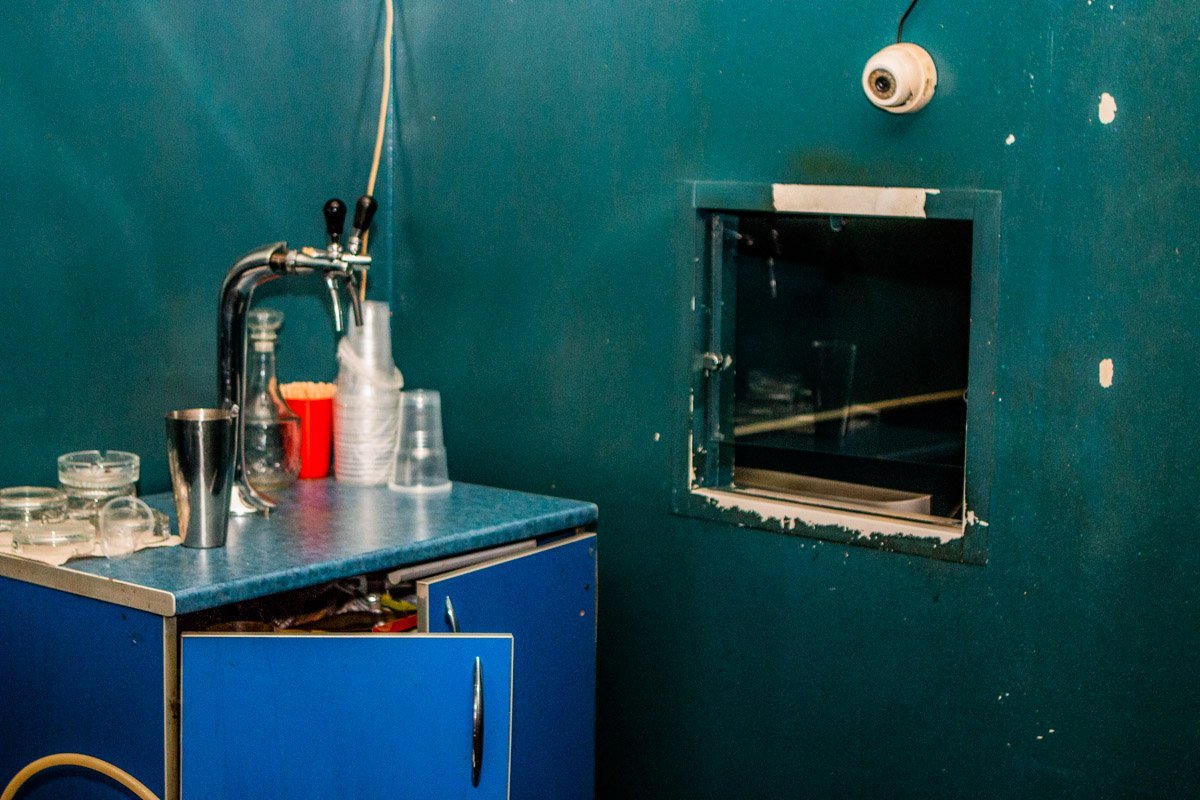 В помещении они заметили дверь, которая вела куда-то еще В помещении они заметили дверь, которая вела куда-то еще