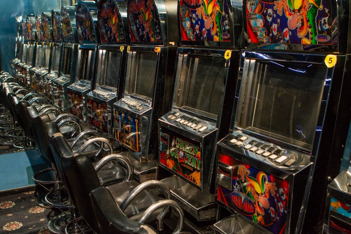 В нем находились 15 аппаратов с купюроприемниками  В нем находились 15 аппаратов с купюроприемниками