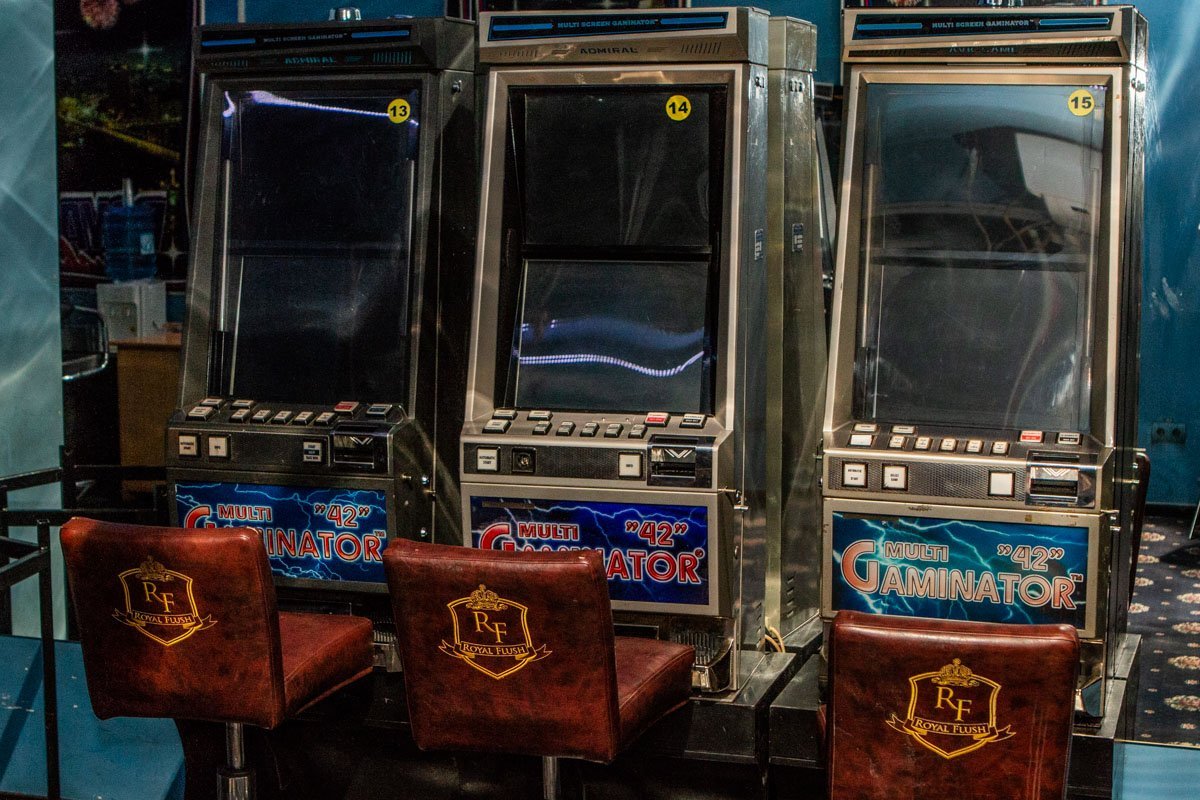 В зале в этот момент были двое мужчин В зале в этот момент были двое мужчин