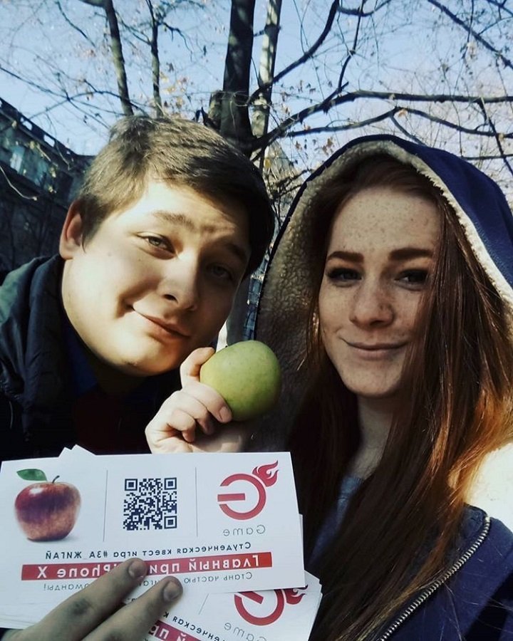 Студенты Днепра фотографируются с яблоками: что это? 1