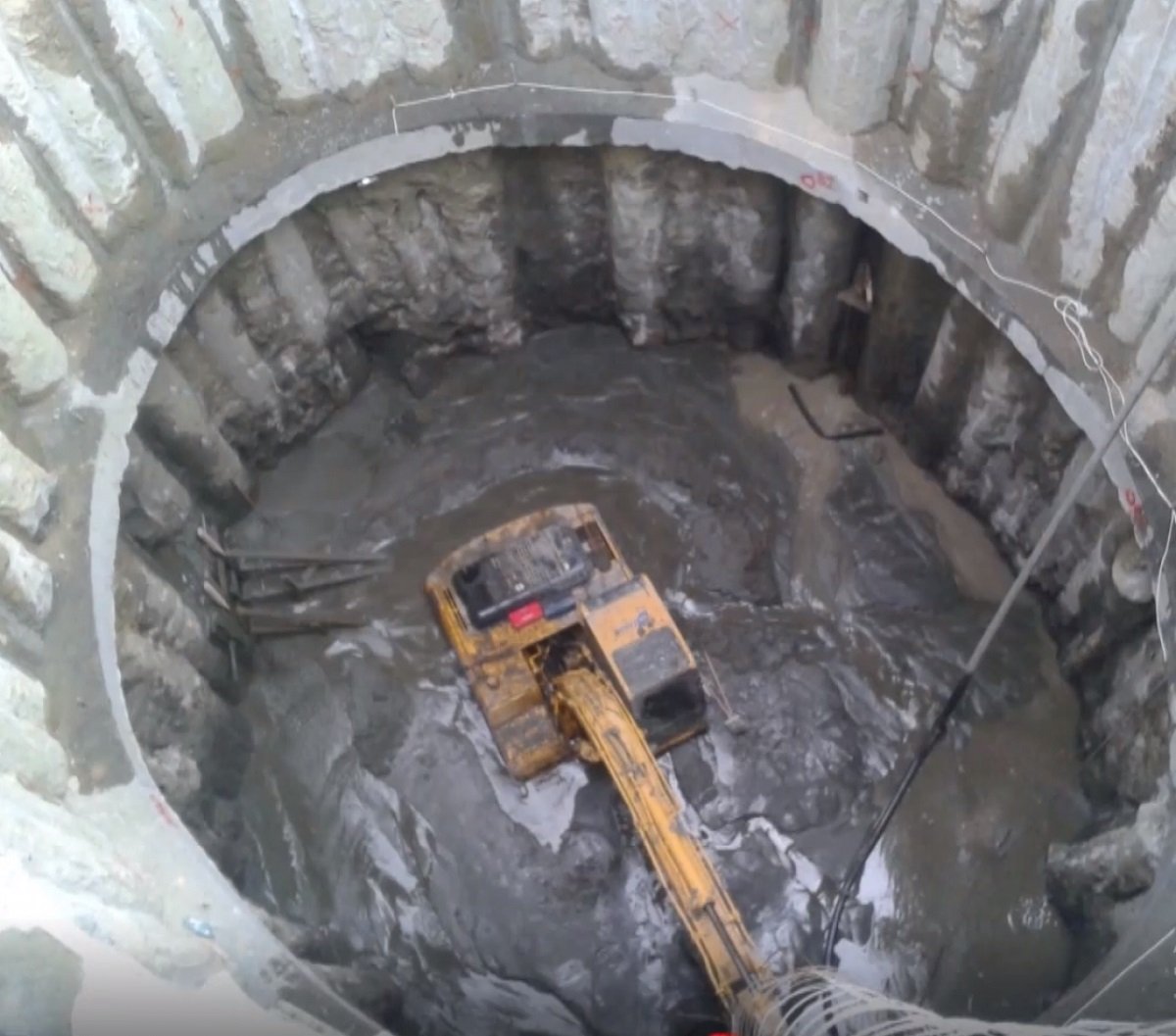 Затонувший экскаватор 