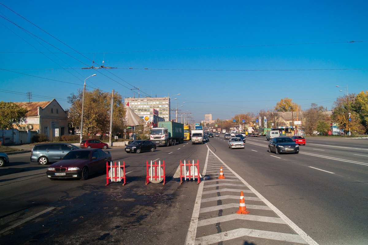 В разных местах на Слобожанском проспекте коммунальщики кладут асфальт