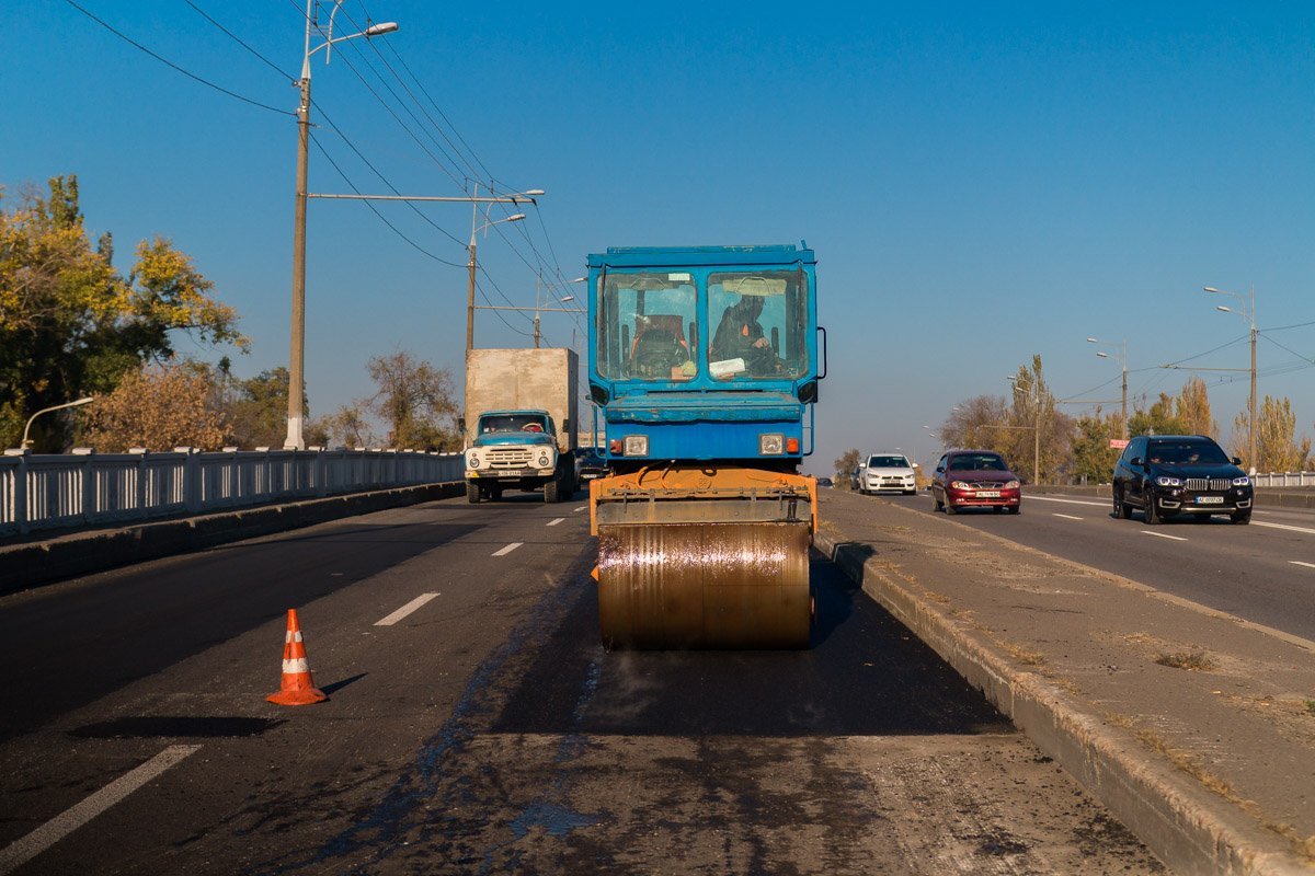 На дороге работает габаритная техника