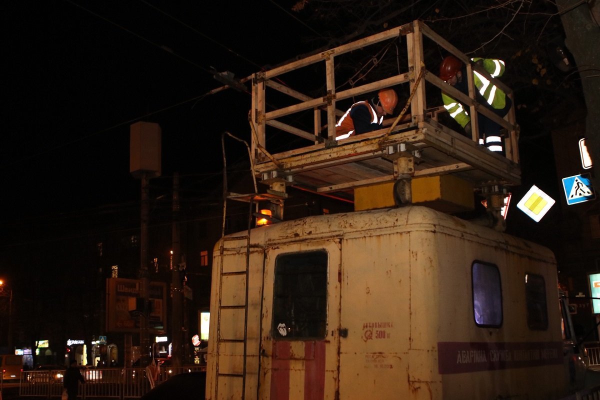 Вверху проспекта Александра Поля оборвались провода контактной сети Вверху проспекта Александра Поля оборвались провода контактной сети