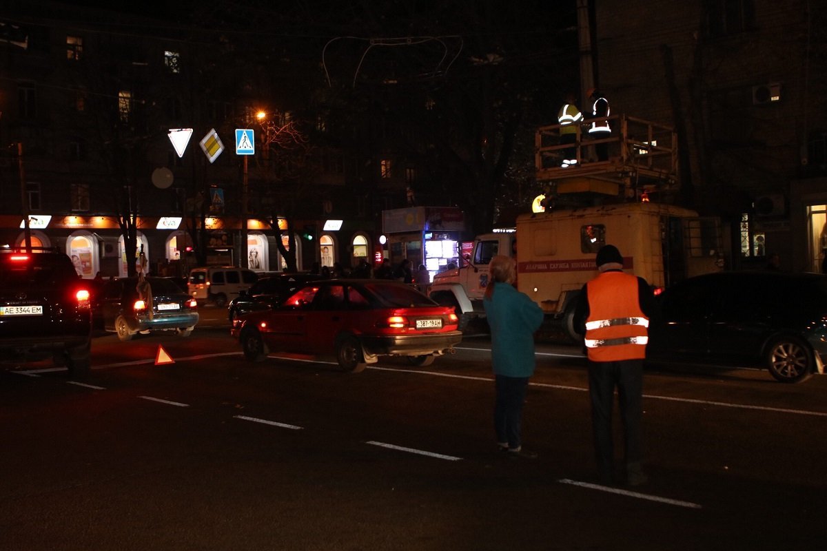 На место происшествия вызвали бригаду ремонтников На место происшествия вызвали бригаду ремонтников