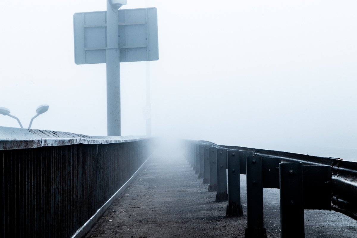 Во время тумана ходить возле проезжей части нужно осторожно