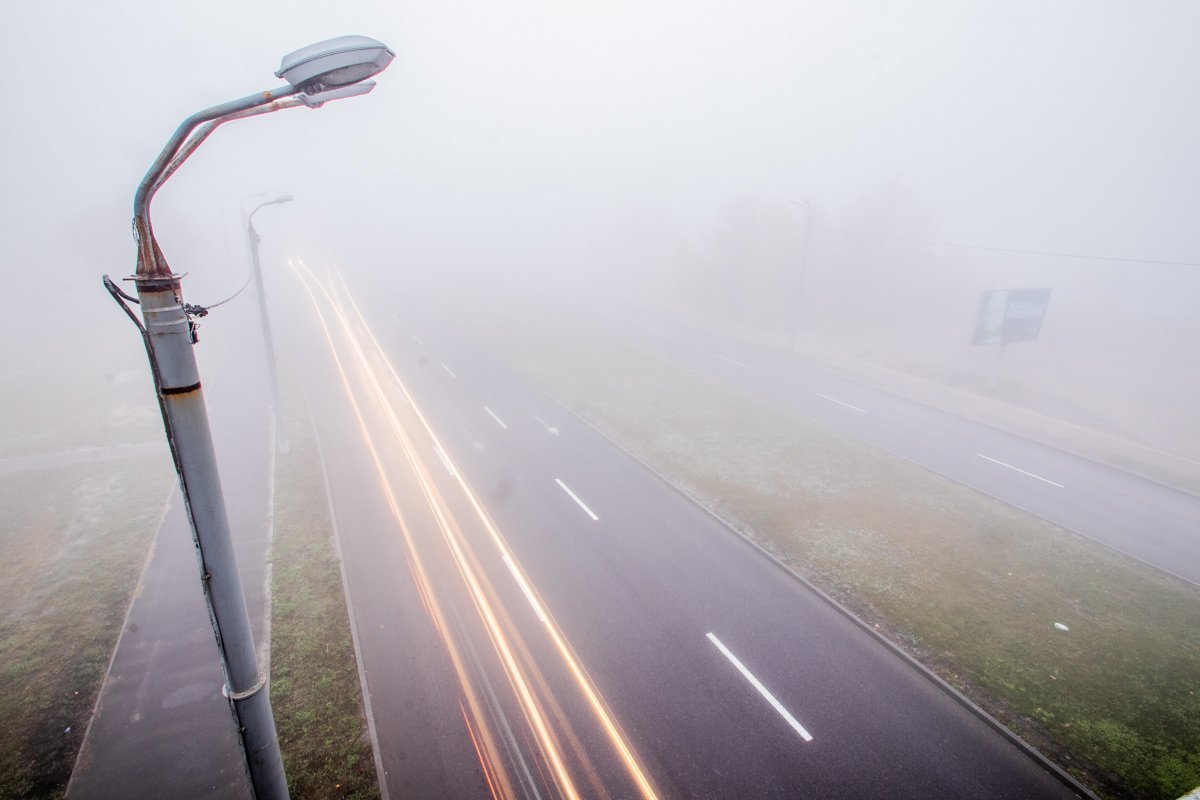 Туман покрыл город и дороги