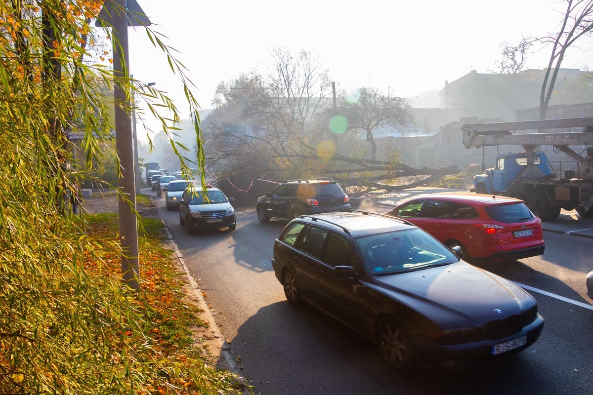 Водители, ехавшие в сторону проспекта Александра Поля, были вынуждены объезжать по встречной полосе