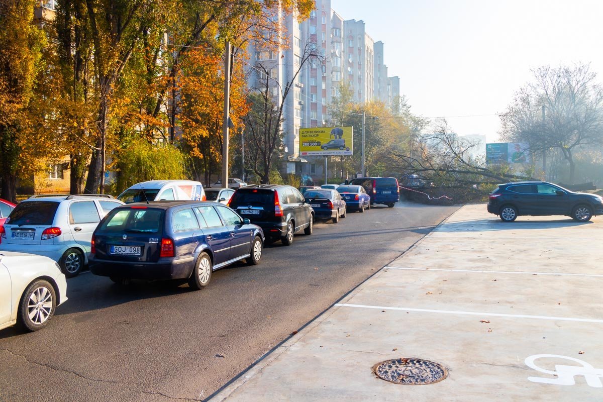 Движение транспорта на этом участке дороги затруднено 