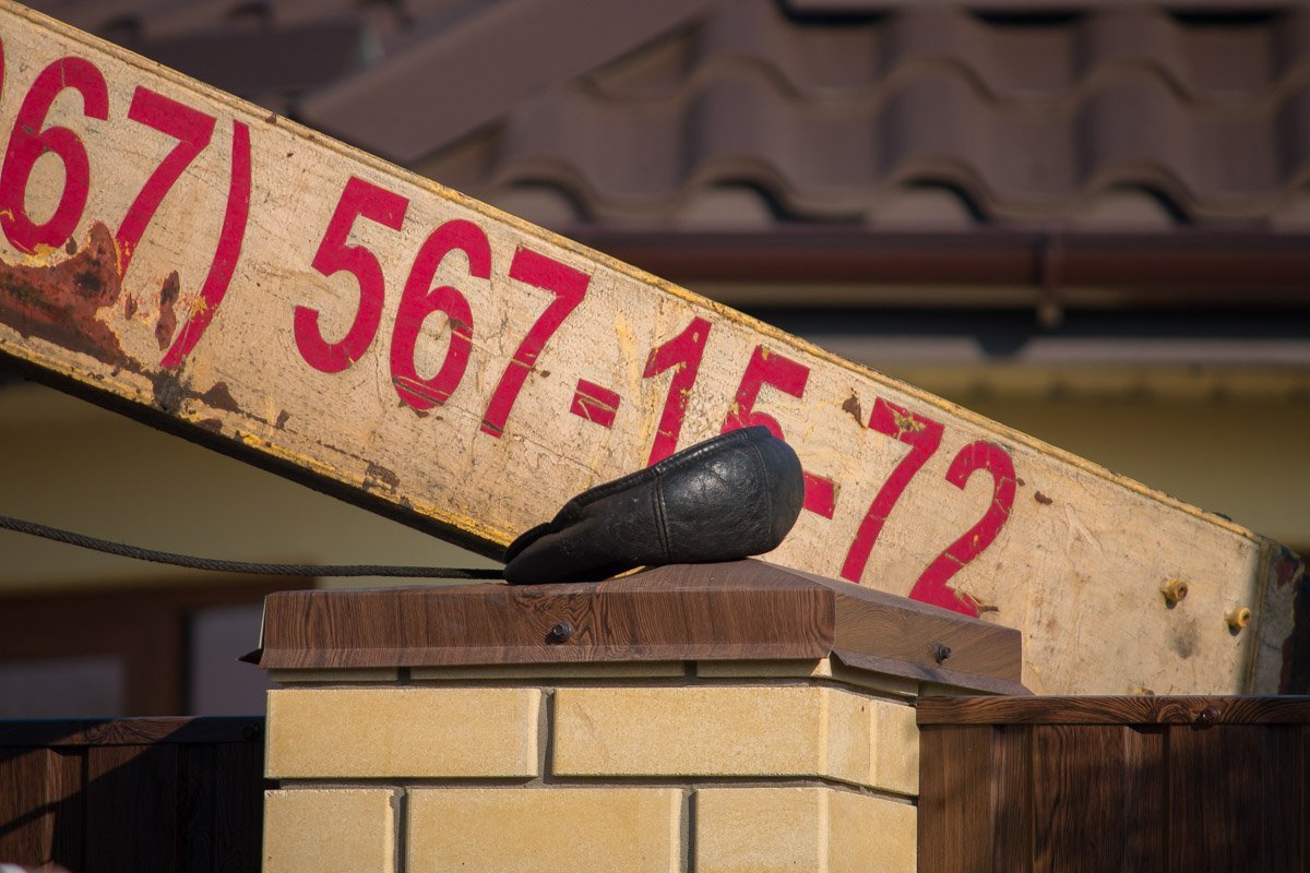 Мужчина разгружал паллеты с плиткой Мужчина разгружал паллеты с плиткой