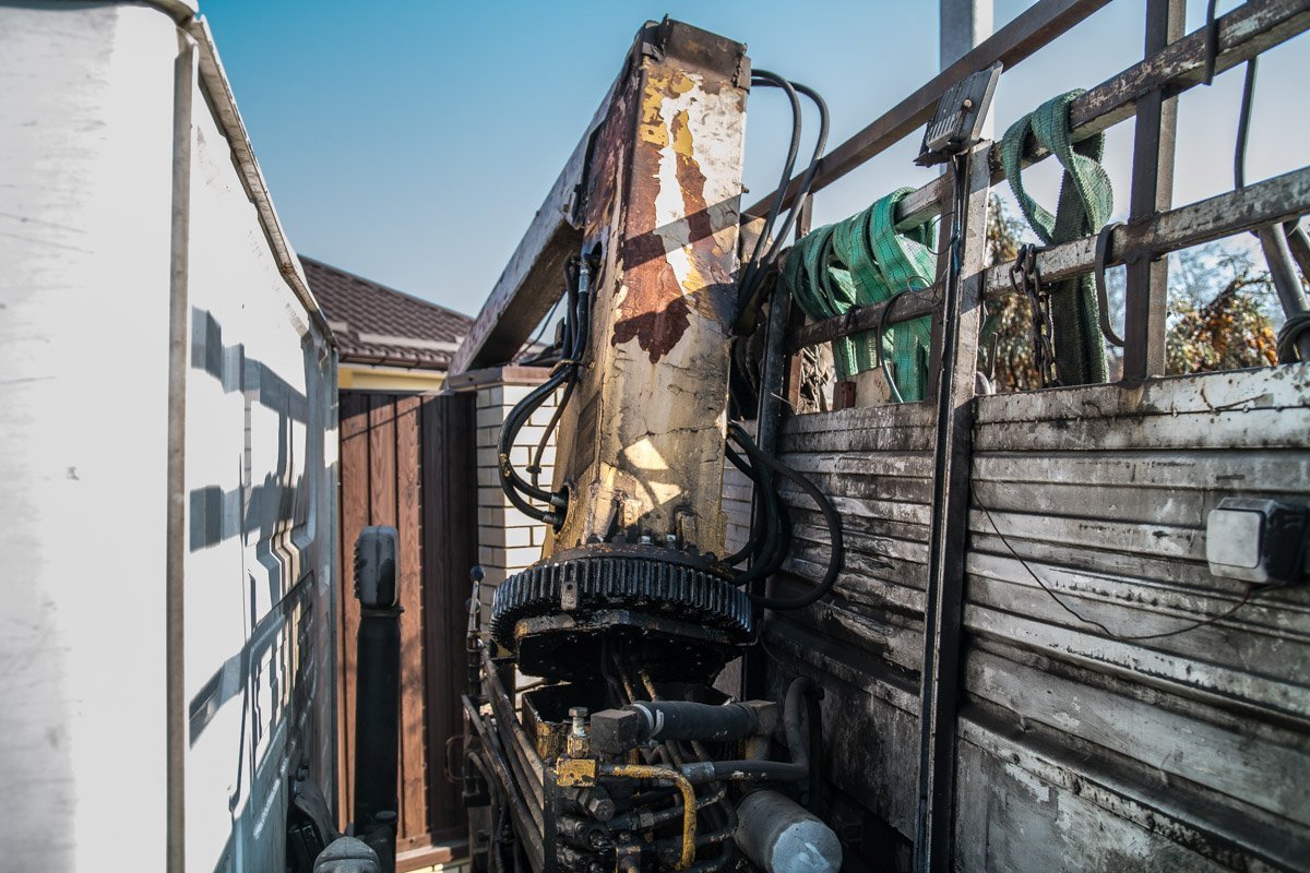 Без лишней мысли он подлез прямиком под стрелку крана Без лишней мысли он подлез прямиком под стрелку крана