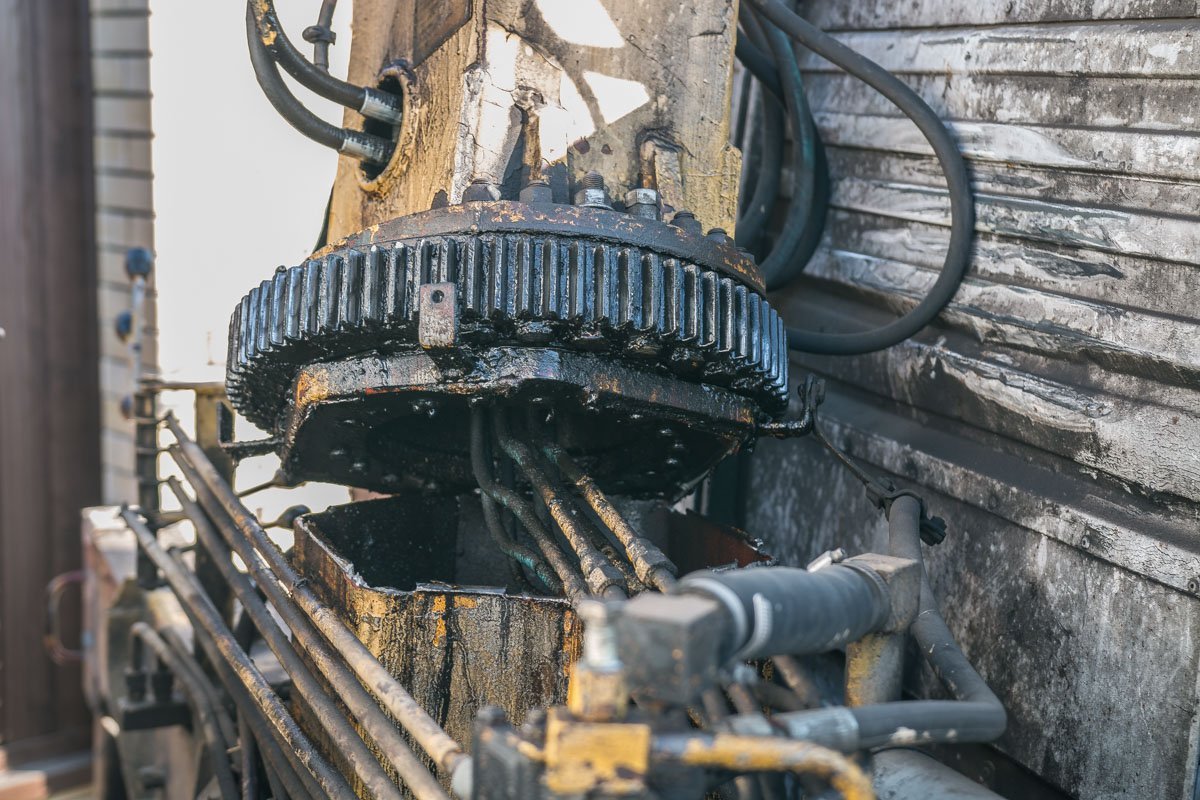 Внезапно, стрела лопнула и рухнула ему на голову Внезапно, стрела лопнула и рухнула ему на голову