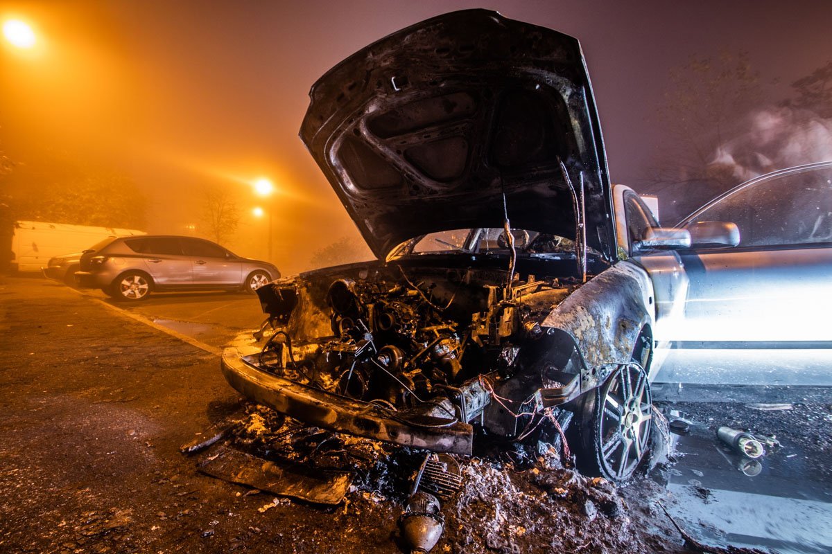 Автомобиль был припаркован во дворе жилого дома