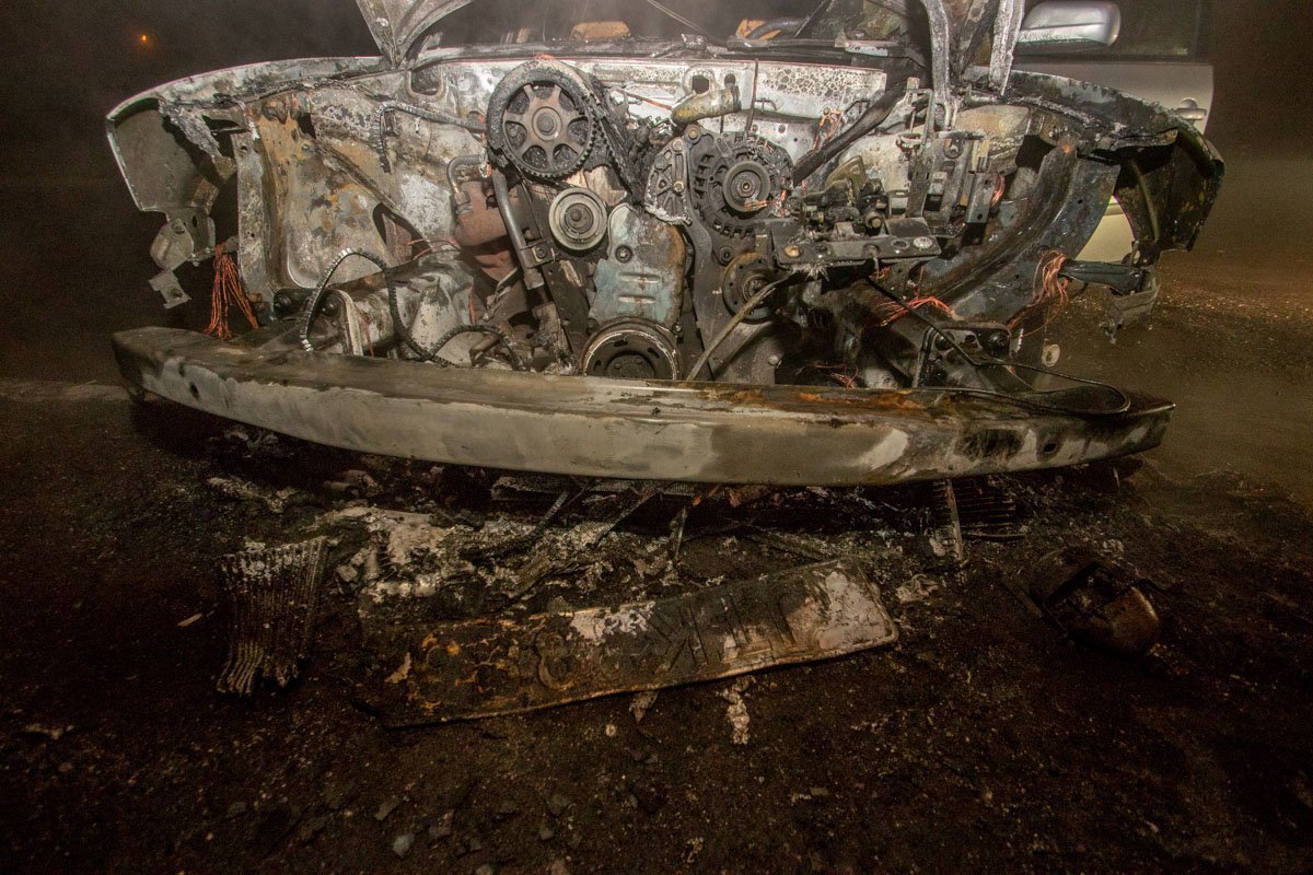 Огонь уничтожил моторный отсек автомобиля