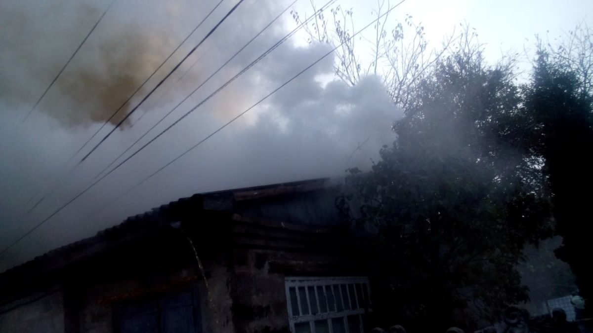 Клубы дыма увидели прохожие, которые и вызвали спасателей на место