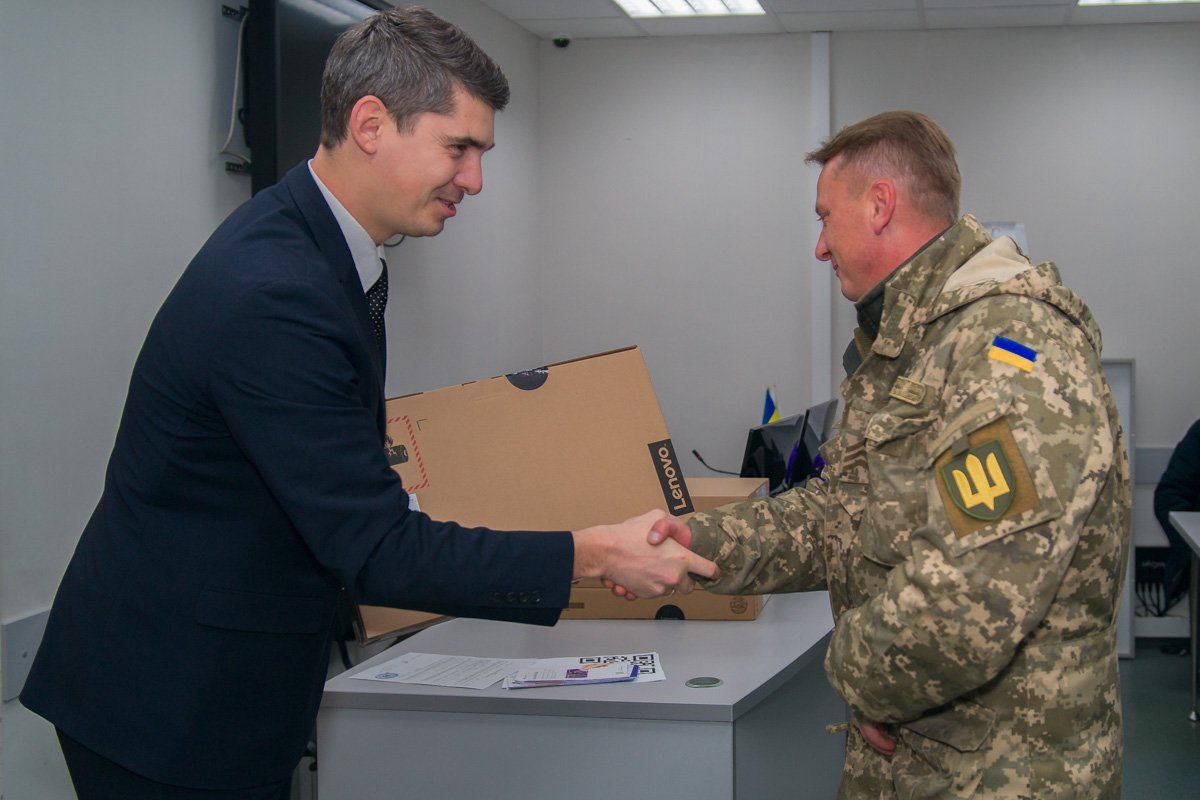 В Днепре ПриватБанк вручил ноутбуки победителям акции 3