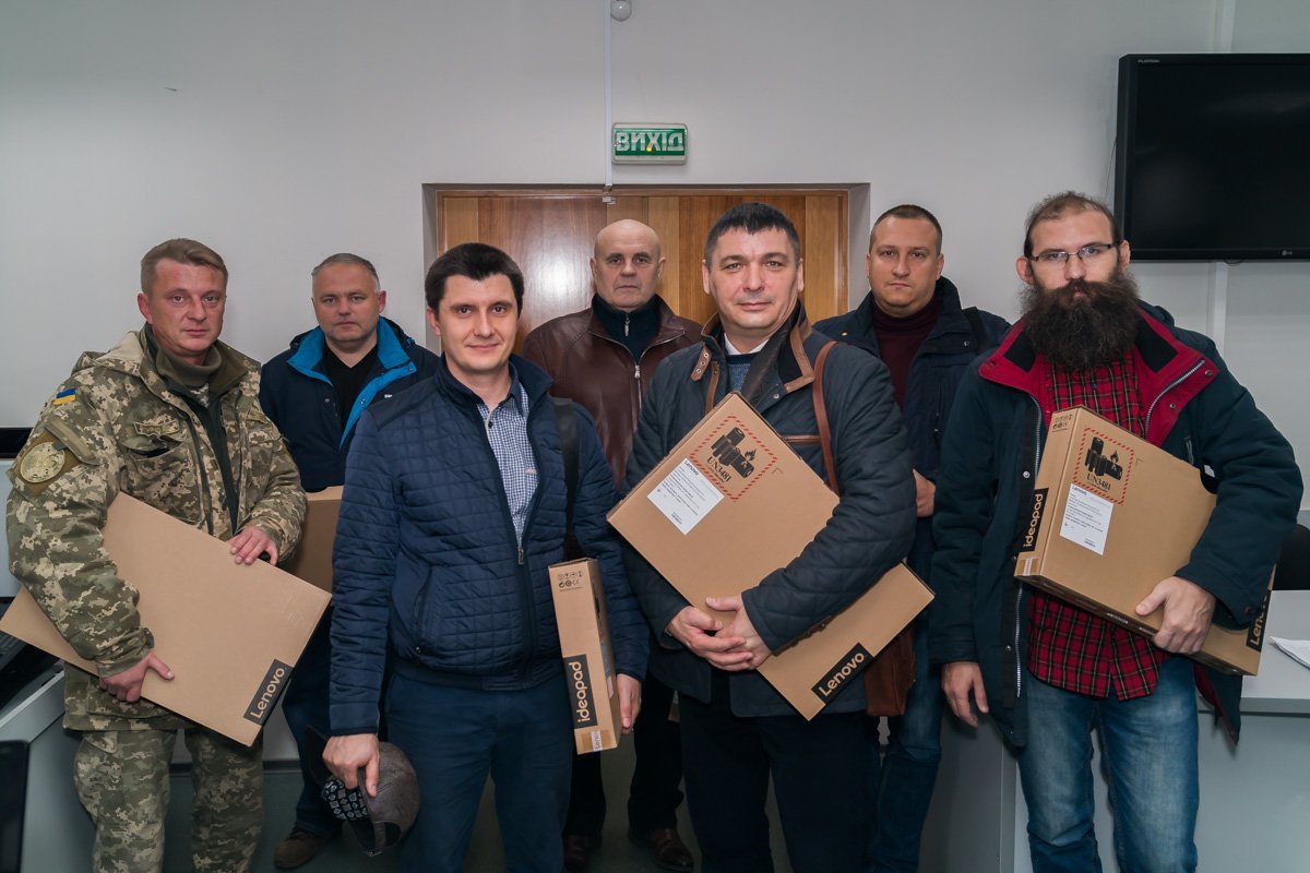 В Днепре ПриватБанк вручил ноутбуки победителям акции 8