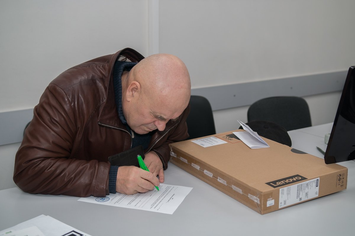 В Днепре ПриватБанк вручил ноутбуки победителям акции 9
