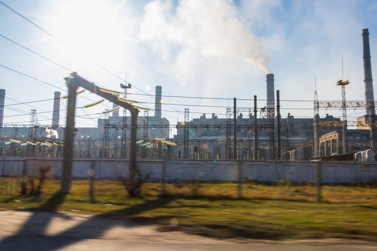 На ТЭС поставляется менее сернистый уголь, что дает возможность сократить объемы выбросов серы в атмосферу На ТЭС поставляется менее сернистый уголь, что дает возможность сократить объемы выбросов серы в атмосферу
